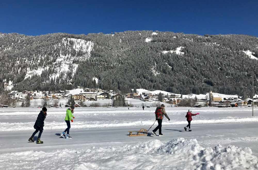 Winterwandern mit Kindern: Unsere außergewöhnlichste Winterwanderung auf dem Eis über den Weissensee in Kärnten