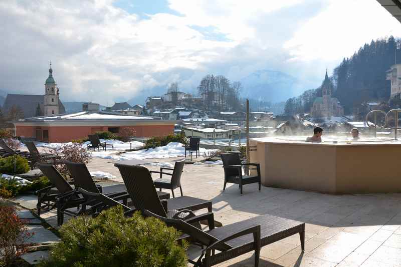 Ein Traum auf dem Dach des Edelweiss Berchtesgaden: Der Hot Pot mir Bergblick