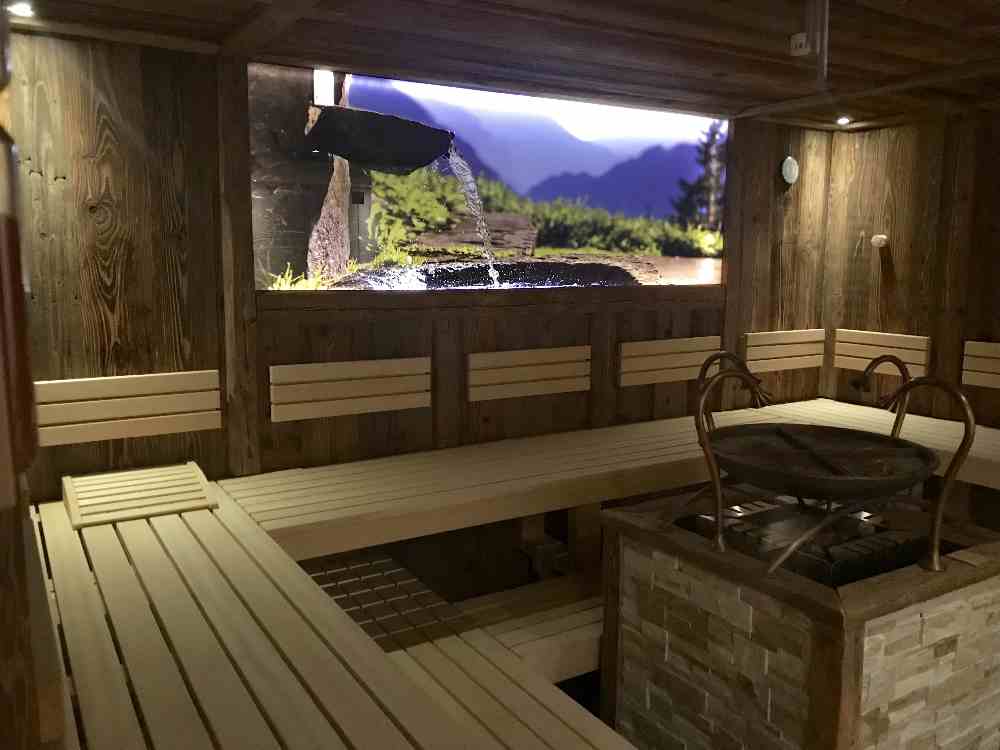 Im Herbsturlaub mit Kindern in der Sauna im Almlust Feriendorf in Salzburg 