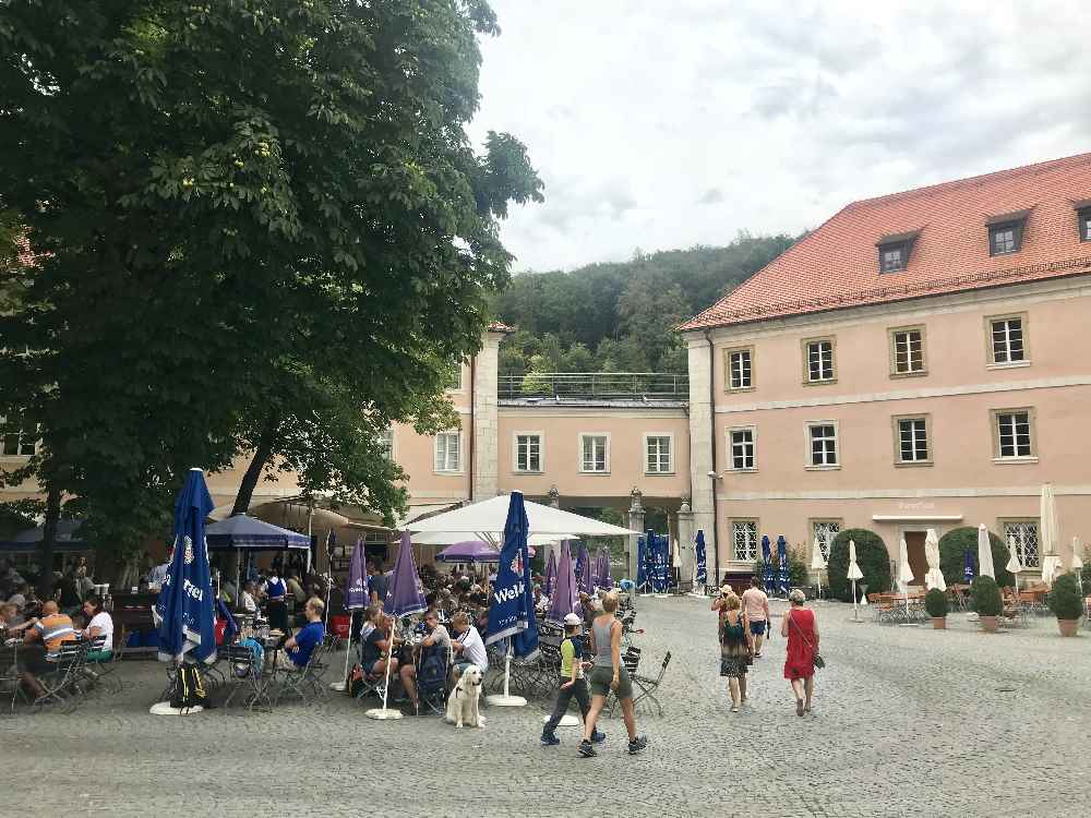 Unser Ausflugsziel mit den Kindern: Das Kloster Weltenburg mit Innenhof und Biergarten