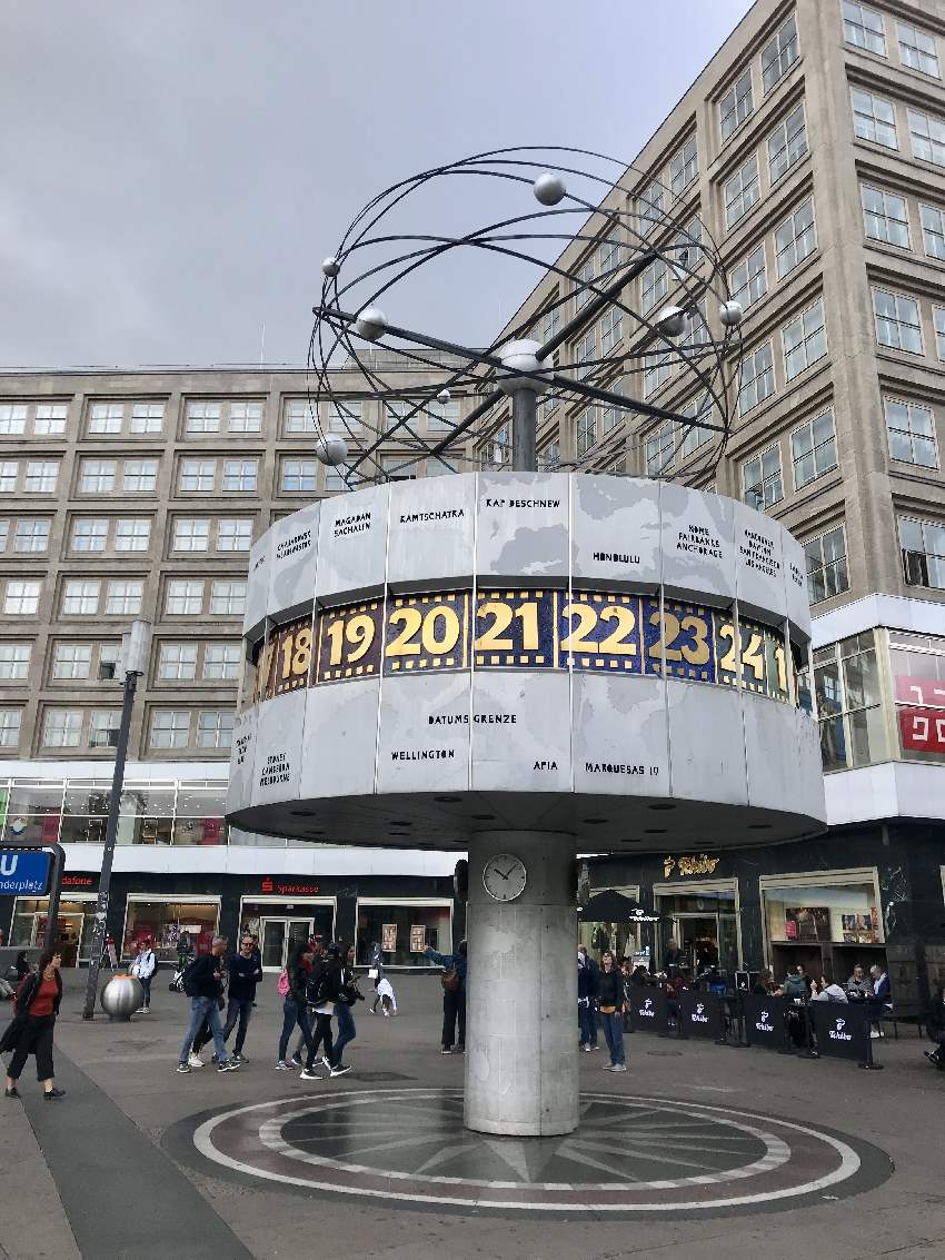 Die Weltzeituhr am Alexanderplatz - riesig groß im Vergleich zu den Menschen