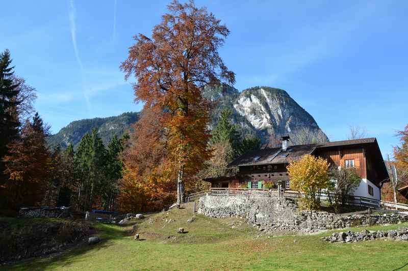 Neben der Burgruine befindet sich die Werdenfelser Hütte, Einkehrmöglichkeit auf der Familienwanderung in Bayern