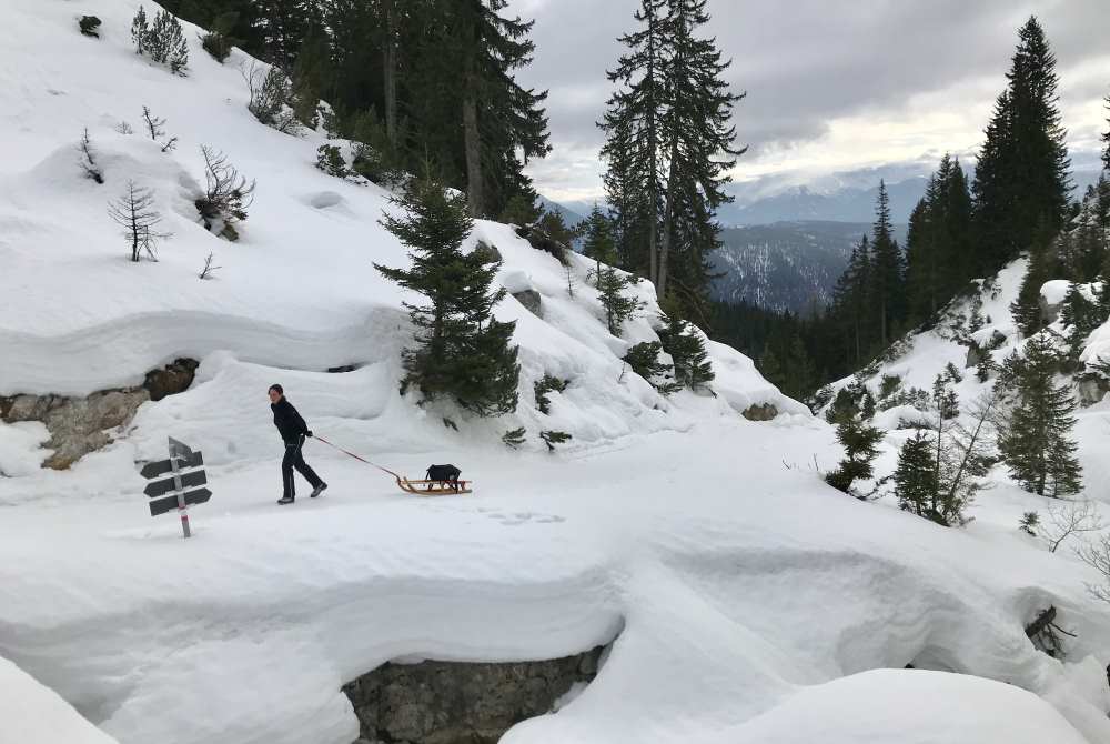 Wettersteinhütte Rodeln: Jetzt ist es nicht mehr weit bis zur beliebten Hütte in der Leutasch 