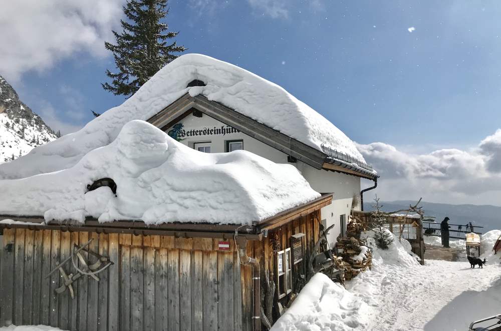 Rodeln Tirol Leutasch: Von der verschneiten Wettersteinhütte rodeln mit Kindern