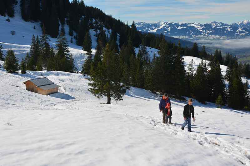 Zur Wiedhagalpe Oberjoch wandern mit Kindern  - durch den Schnee auf die Alm 