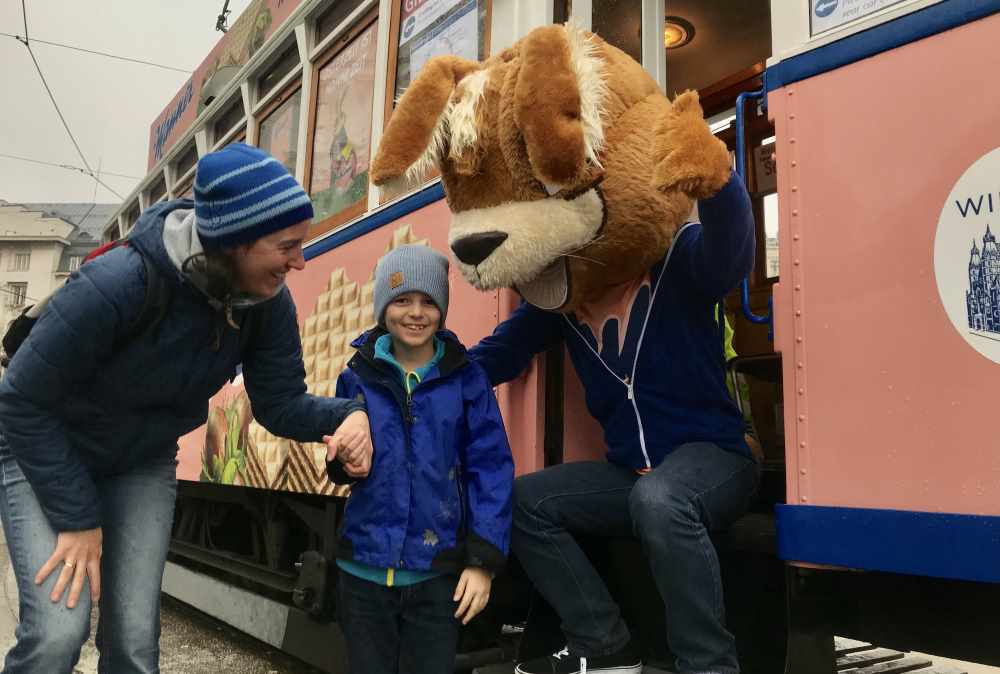  Schnell ein Erinnerungsfoto mit Manni dem Osterhasen  an der Manner Straßenbahn Wien