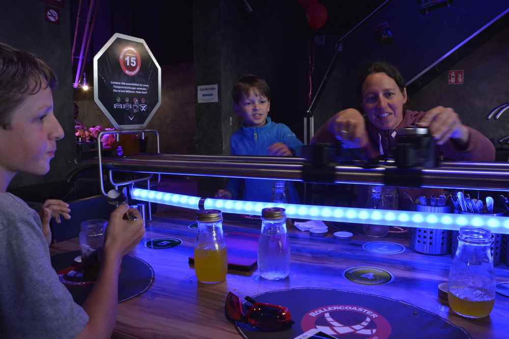 Die Stimmung ist im Rollercoaster Restaurant Wien auf dem Höhepunkt: Beim Abfangen des Essens aus der Achterbahn