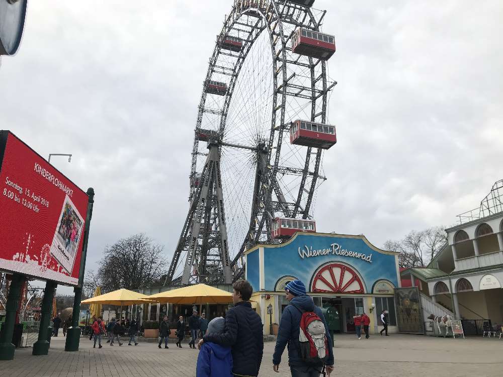 Auf dem Wiener Prater zum Riesenrad, gehört zum Wien Ausflug mit Kindern dazu!
