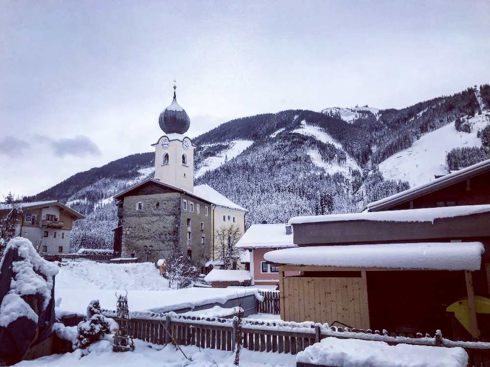 Nur wenige Meter sind es vom Hotel zur Skipiste in Saalbach