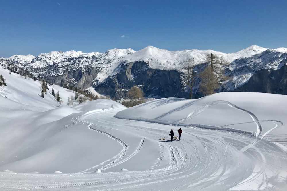 Winterurlaub mit Kindern ohne Ski: So breit ist die Rodelbahn - und so schön der Ausblick über die Berge im Salzkammergut