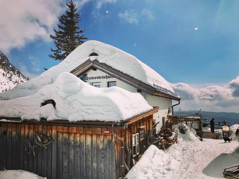 Das ist die Wettersteinhütte für einen Winterurlaub mit Kindern ohne Ski - und viel Spaß im Schnee!