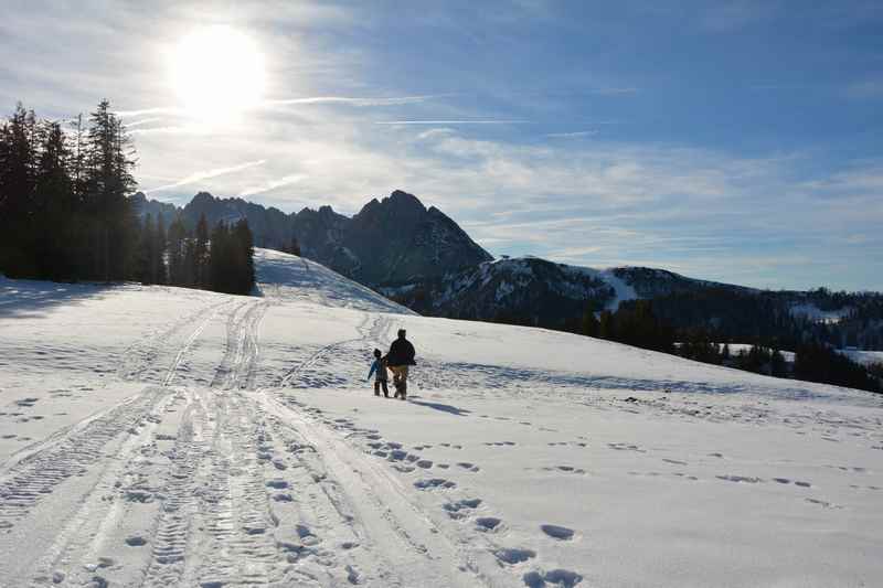 Winterwandern Gosau: In der Sonne winterwandern mit Blick auf den Dachstein in Österreich 