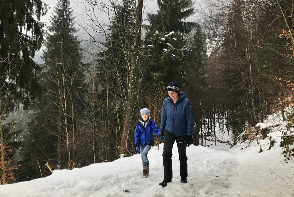 Auf dem breiten Winterwanderweg stapfen wir durch den weichen Schnee hinauf