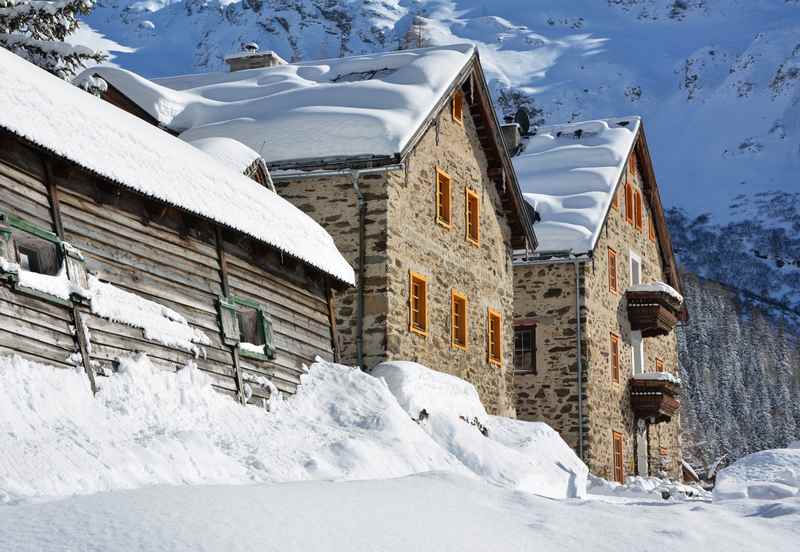 Winterwandern mit Kindern in den Bergen und auf einer urigen Hütte einkehren 