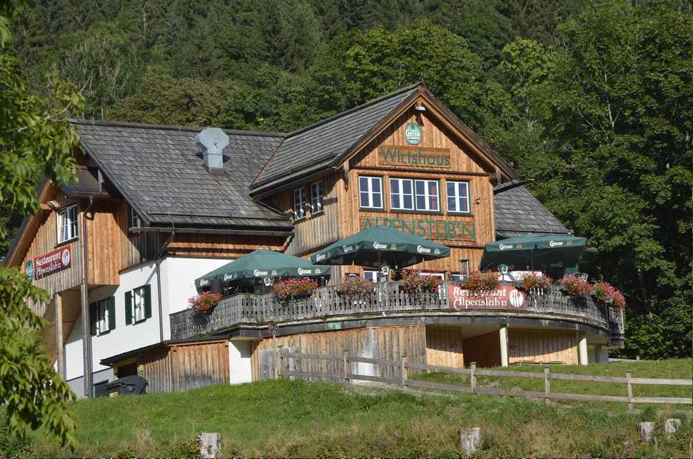 So schön liegt das Wirtshaus Alpenstub´n im Hüttendorf Hagan Lodge am Fuße des Loser in Altaussee