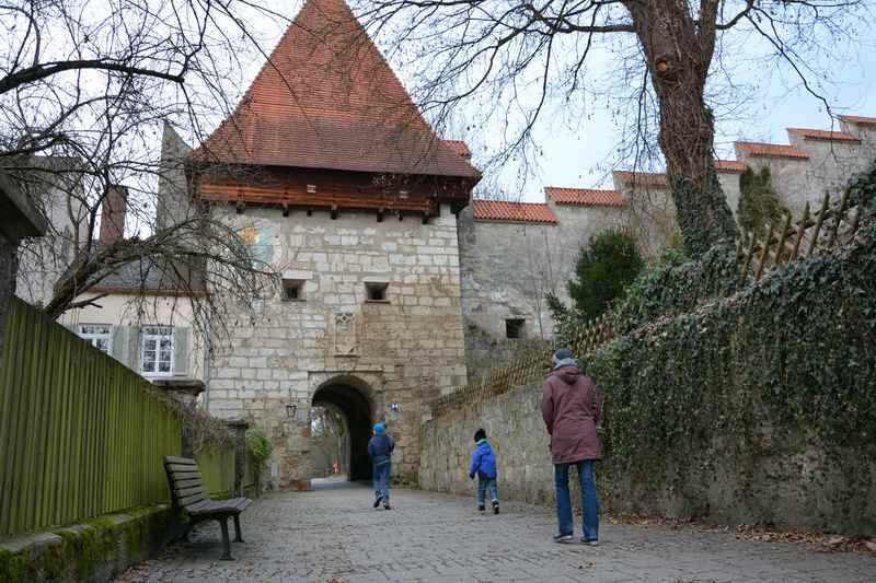 Zum Wöhrsee wandern mit Kindern, durch das erste Tor der Burganlage Burghausen