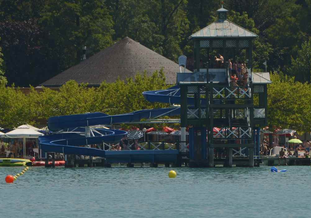 Der große Turm mit Riesenrutsche für Kinder im Strandbad Pörtschach