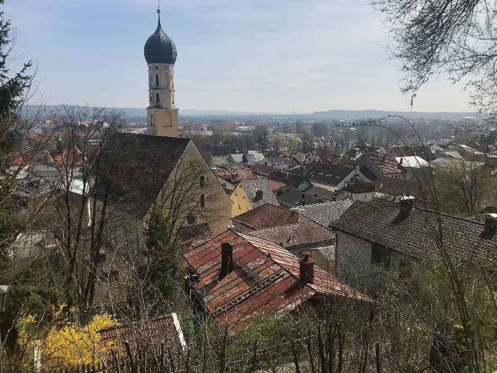 Die Wolfratshausen Sehenswürdigkeiten entlang des Flößer-Lehrpfads entdecken - hier der Blick auf die Altstadt Wolfratshausen