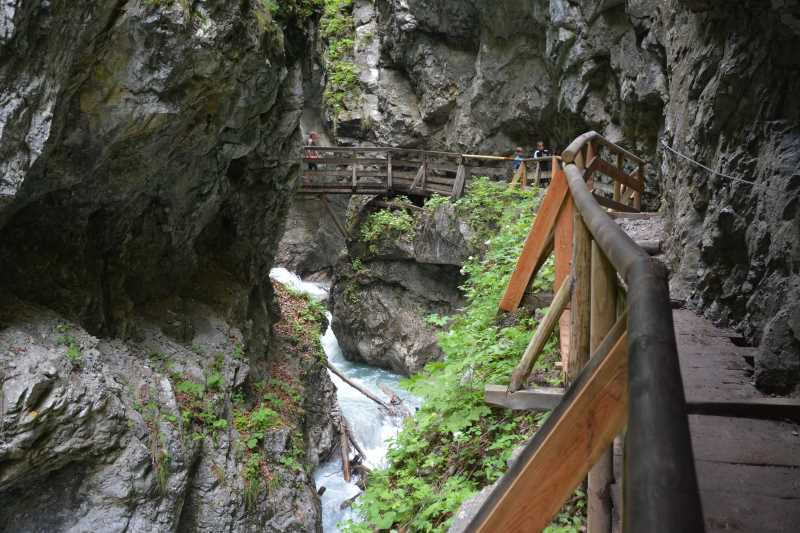 Noch schöner für die Kinder zum Wandern ist die Wolfsklamm mit dem wilden Wasser