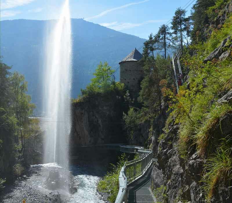 Am Eingang in die Zammer Lochputz Klamm begrüßt eine Wasserfontaine die Wanderer