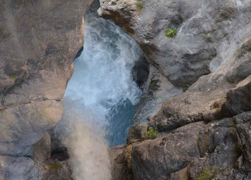 So hat sich das Wasser durch den Stein gefressen - wir sind begeistert bei der Familienwanderung durch den Zammer Lochputz 