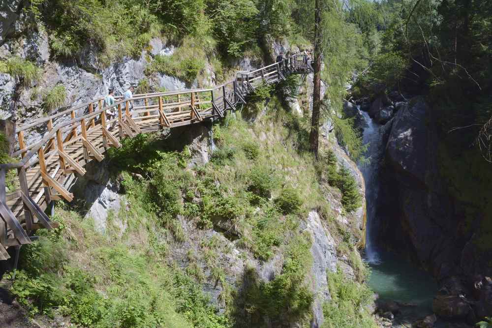 Rechts im Schatten ist der Zechnerfall zu sehen. Die Dimension der 30 Meter Fallhöhe wird im Bild leider nicht deutlich