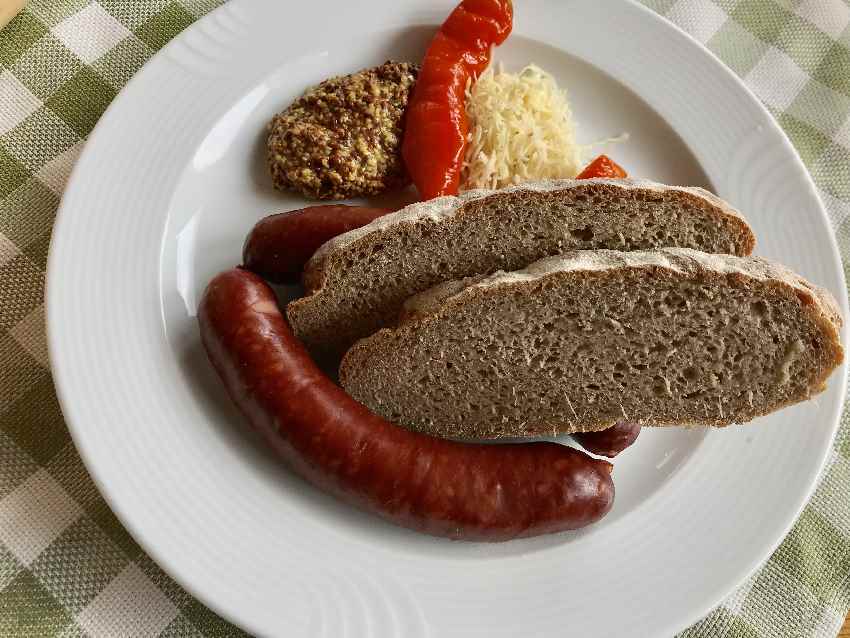 Wir probieren die Hauswurst mit Zirbensenf