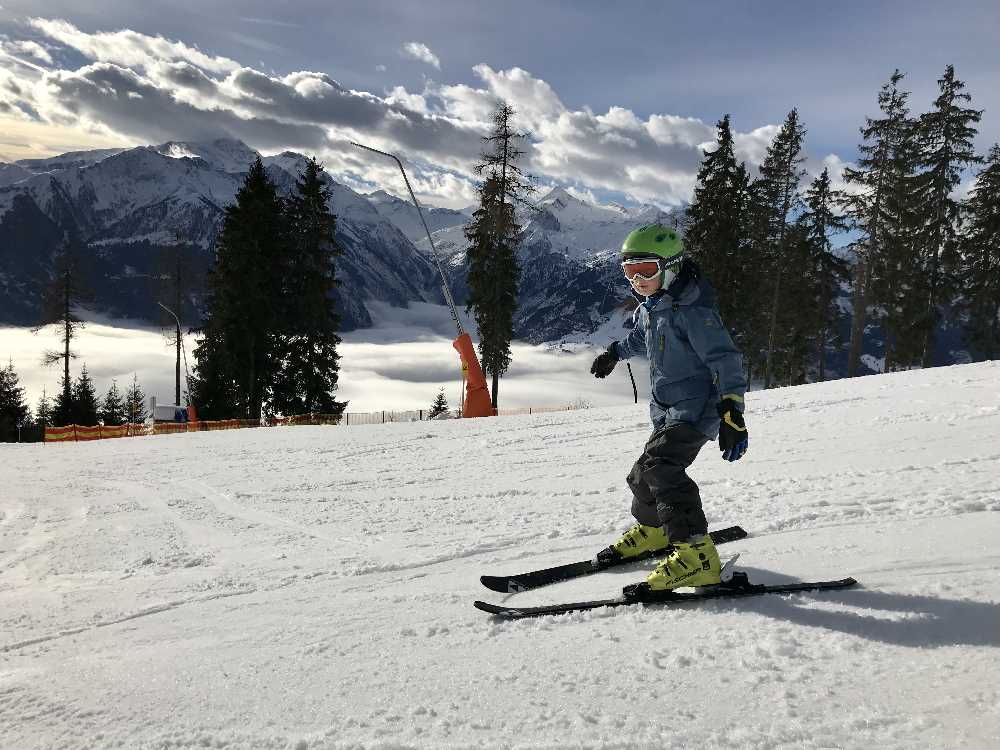 Osterurlaub mit Kindern beim Skifahren in Österreich