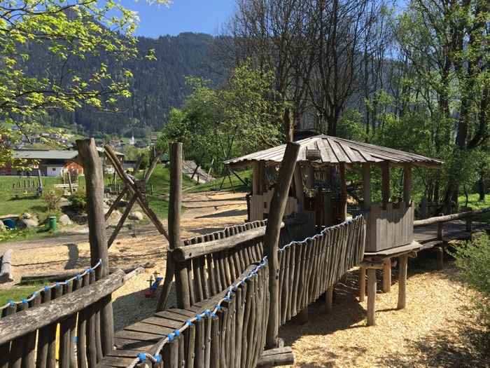 Hier siehst du einen  Teil der Klettertürme am Zillertal Kinderspielplatz in Tirol 