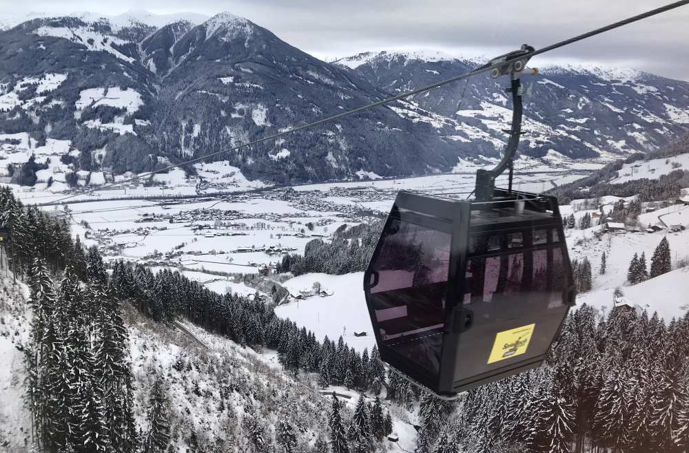 Zillertal skifahren mit Kindern: Mit der Gondel hinauf ins Familienskigebiet Spieljoch