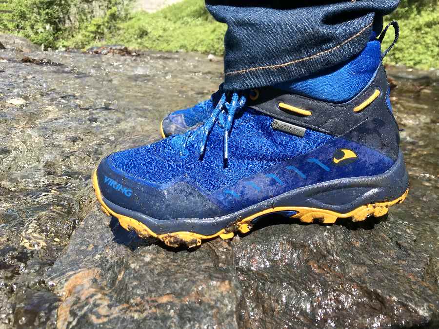 Zieh den Kindern gute Wanderschuhe an - sonst rutschen sie oder bekommen nasse Füße beim Wasserfall erkunden!