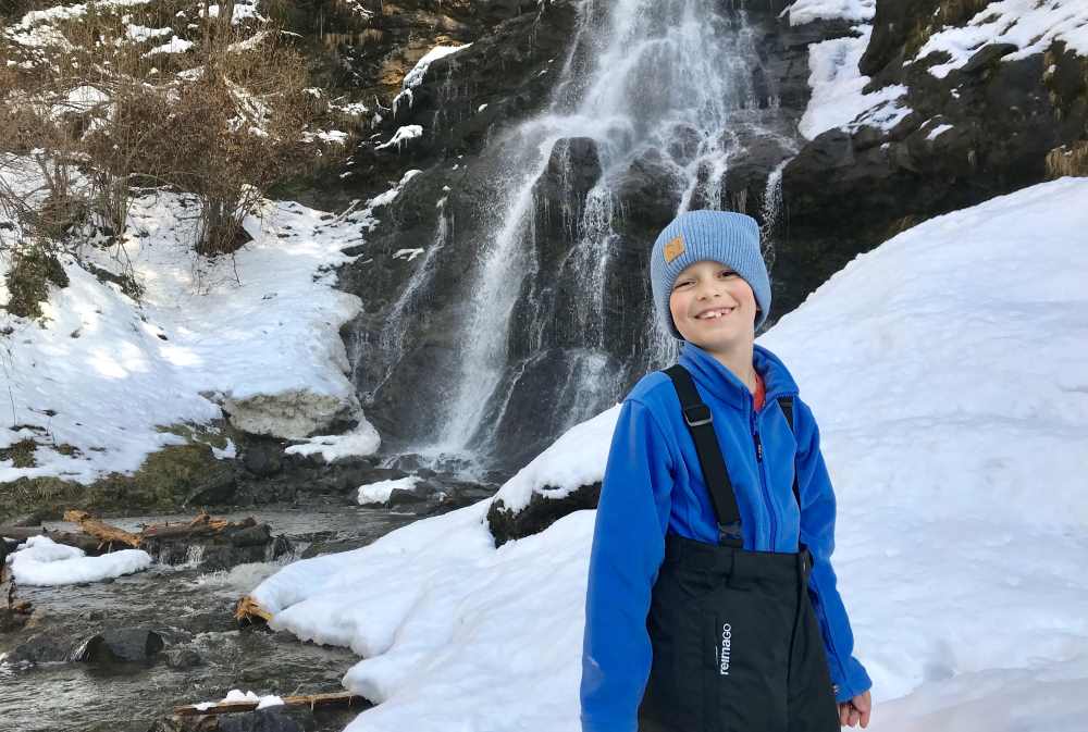 Winterurlaub mit Kindern ohne Ski: Zum Wasserfall im Zillertal wandern