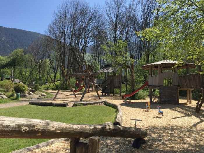 Der Spielplatz Schlitters ist wunderbar im Familienurlaub Zillertal mit Kindern 