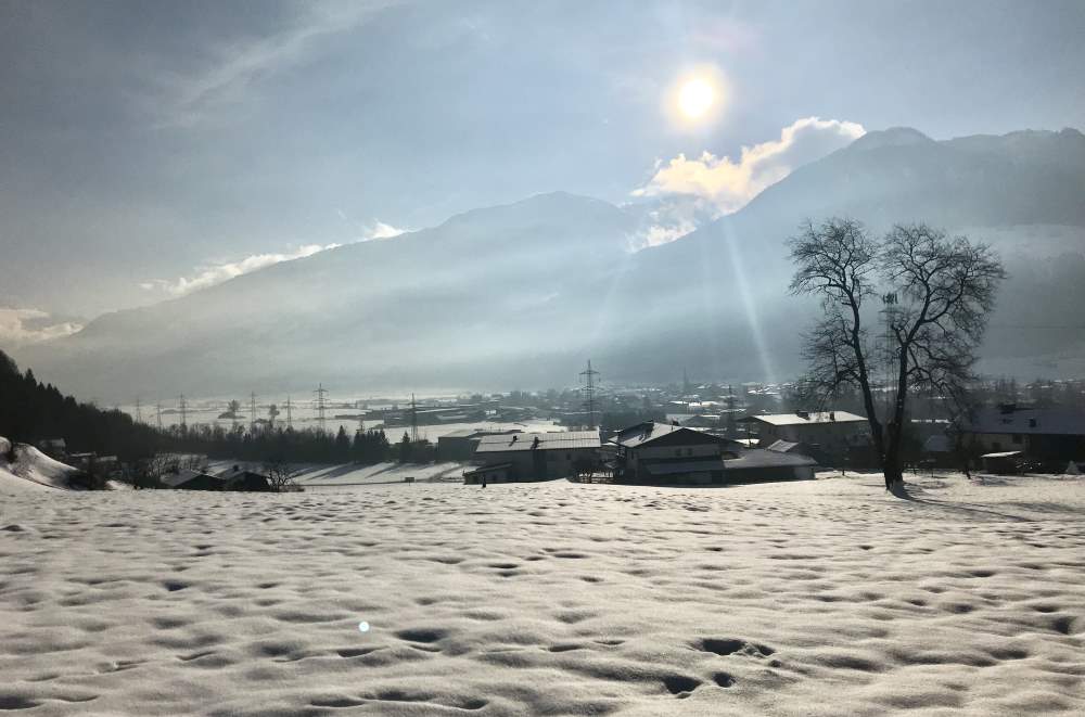 Winterwandern Zillertal: Sonnig ist unser Ausblick auf das bekannte Tal in Tirol  