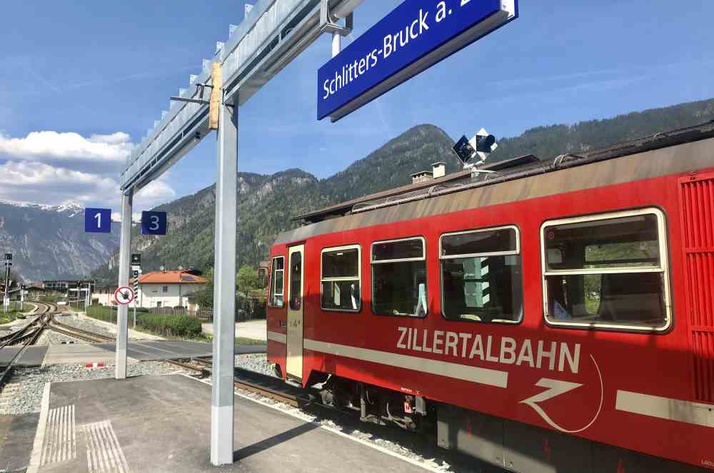 Am Rückweg kürzen wir mit der Zillertalbahn ab - zur Freude der Kinder