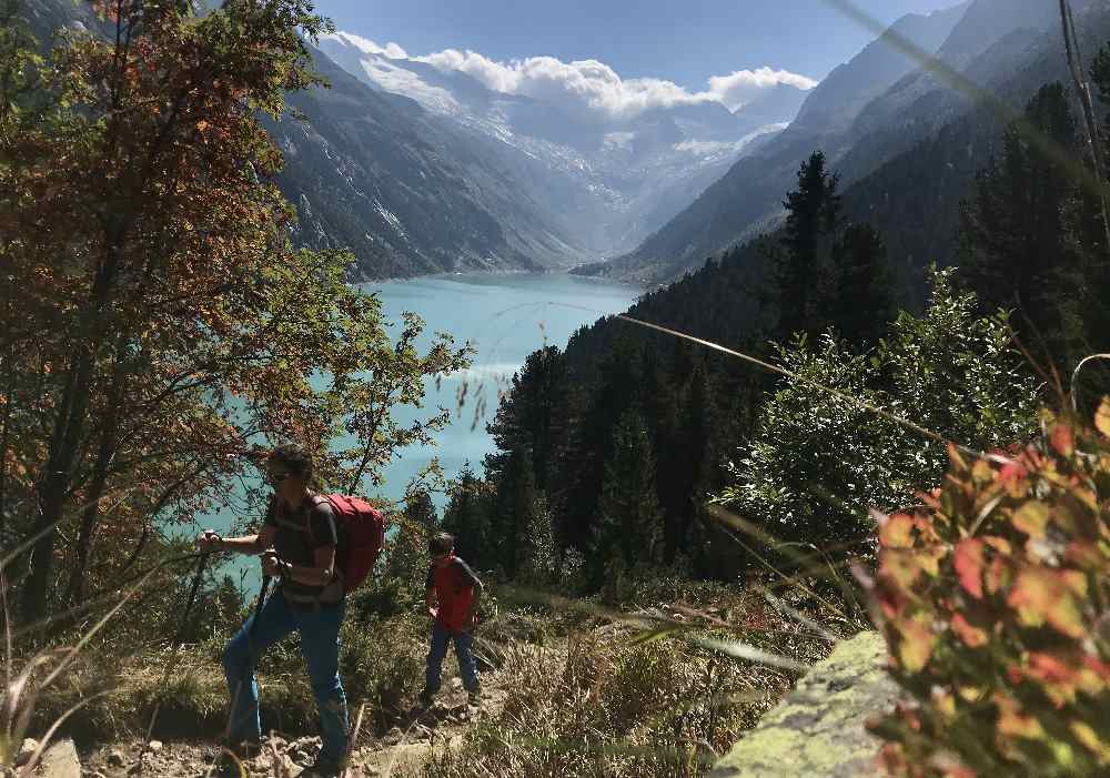 Sonnseitig wandern wir hinauf in den Zillertaler Alpen