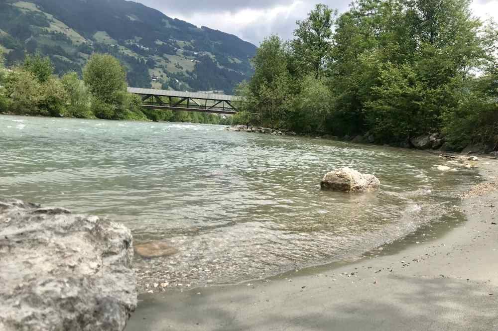 Es gibt sogar einen Strand im Zillertal: Der Sandstrand an der Ziller, kurz vor Hippach