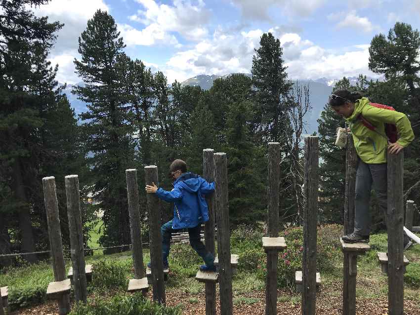 Balancieren im Niederseilgarten am Zirbenweg im Pitztal