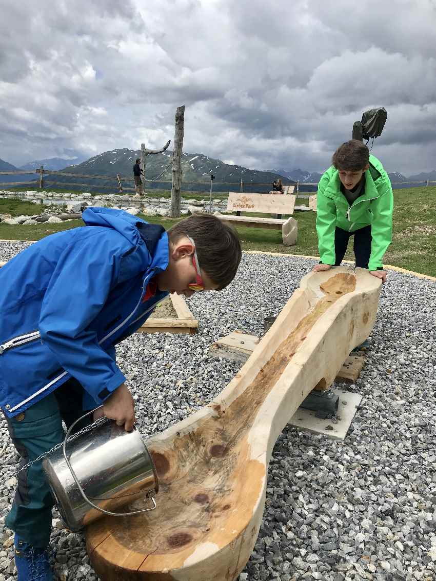 Das Zirbenwasser ist ein schöner Wasserspielplatz in Tirol