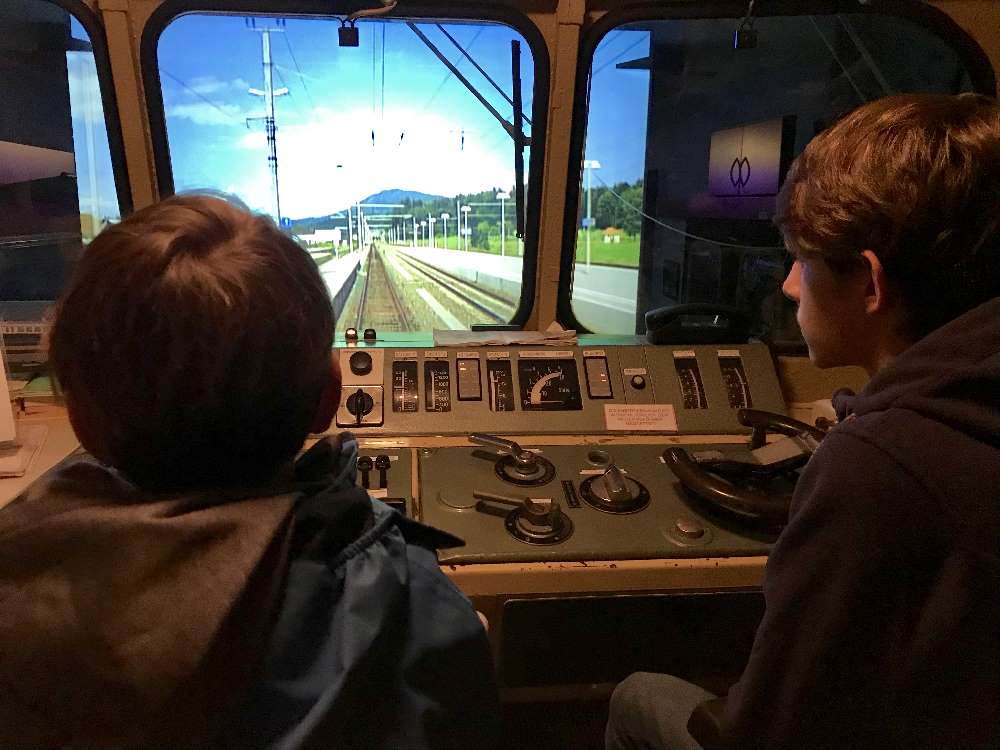 Im Museum St. Veit an der Glan gibt es einen Zug-Simulator, so können die Kinder selbst eine Lokomotive fahren. Keine Frage, ein Riesenspaß!