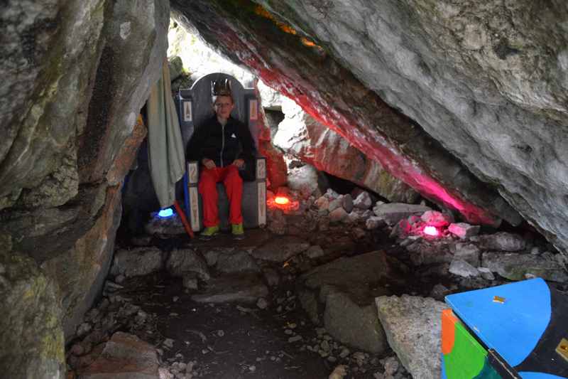 In der Höhle von Zwerg Bartli am Wanderweg in Braunwald