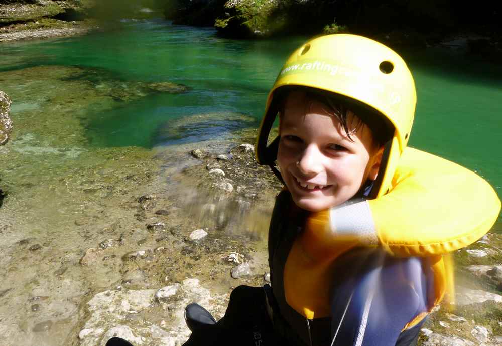 Ab welchem Alter zum Rafting mit Kindern? Im Raftingcamp würden sie  Kinder ab 6 Jahren mitnehmen, die schwimmen können. Unserem Kleinsten  gefällt es. 