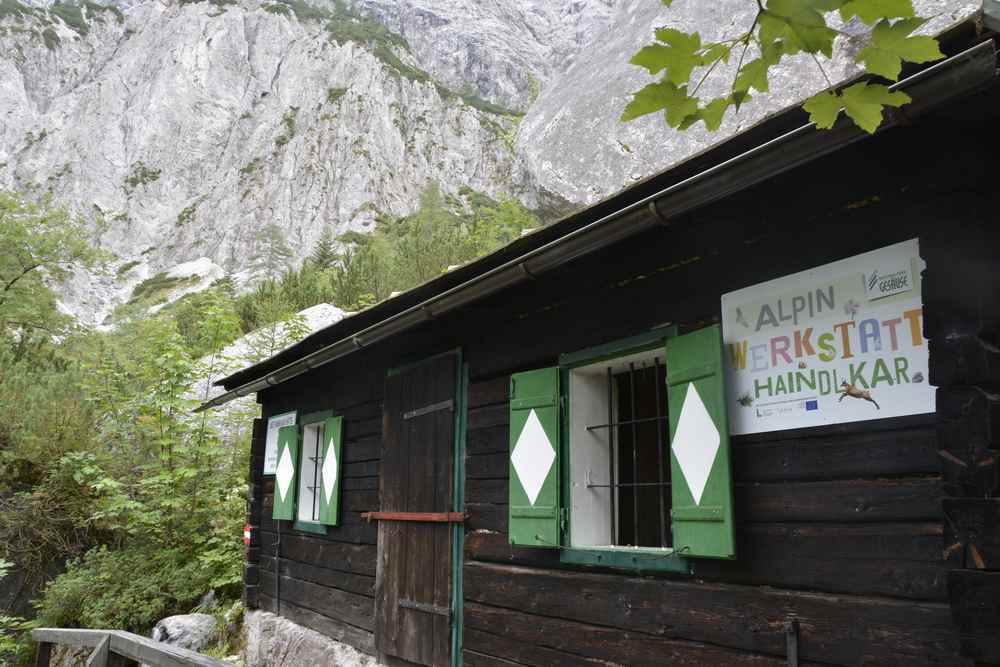 Bei der Fahne erreichen wir diese Hütte - es ist aber die alte Hütte, wir müssen noch weiter bis zur Neuen.