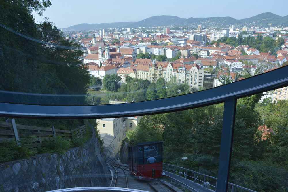 Mit der Schlossbergbahn geht es schnell hinauf, unterwegs ein schöner Blick über die Dächer von Graz