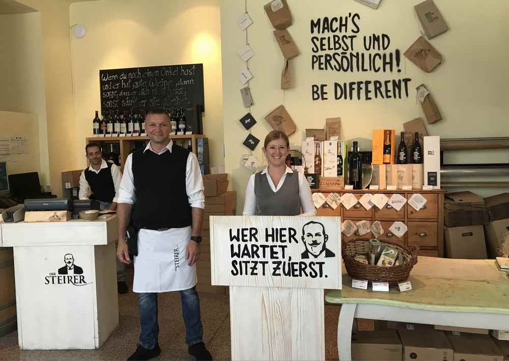 Das Empfangskomitee beim traditionellen steierischen Gasthof: Der Steirer Graz  