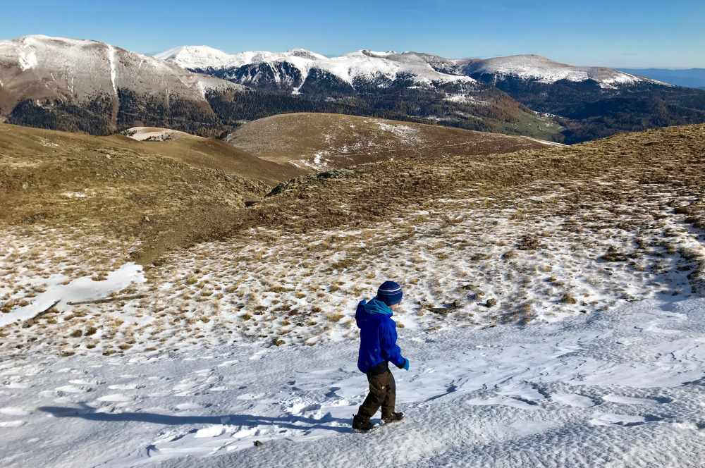 Während sich der Kleine auf der Schattenseite im Schnee vergnügt.