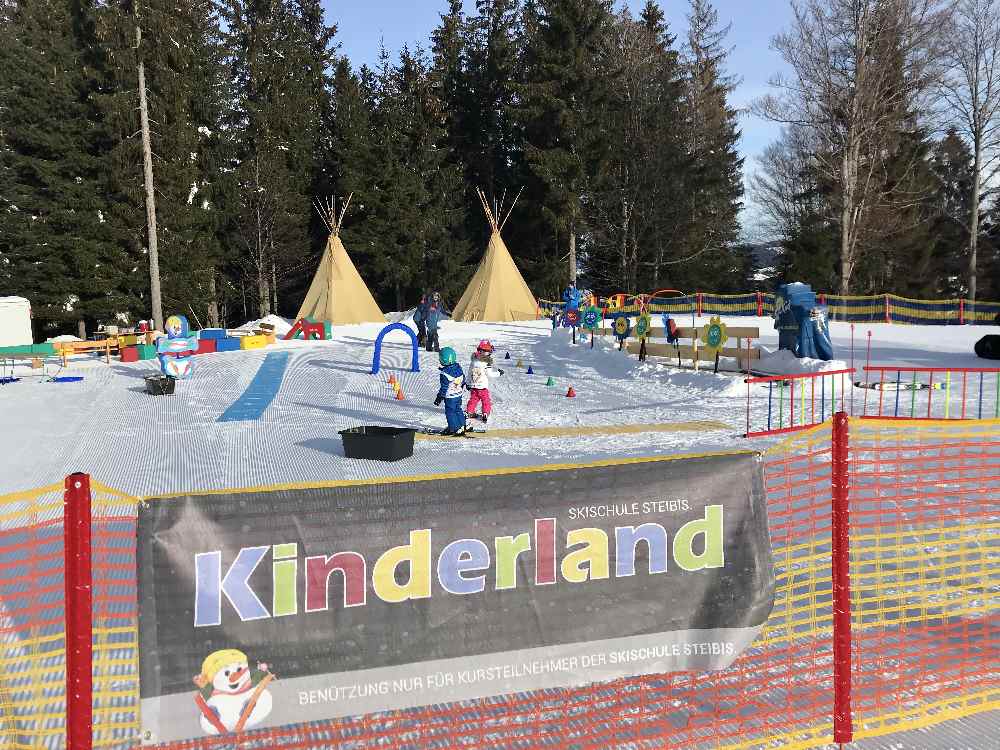 Das ist das Kinderland im Skigebiet Steibis mit den Kinderskikursen