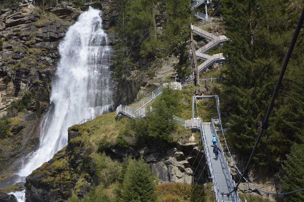 Der Stuibenfall in Umhausen (Ötztal) ist der größte Wasserfall in Tirol. Eine aufwändige Weganlage führt hinauf. 