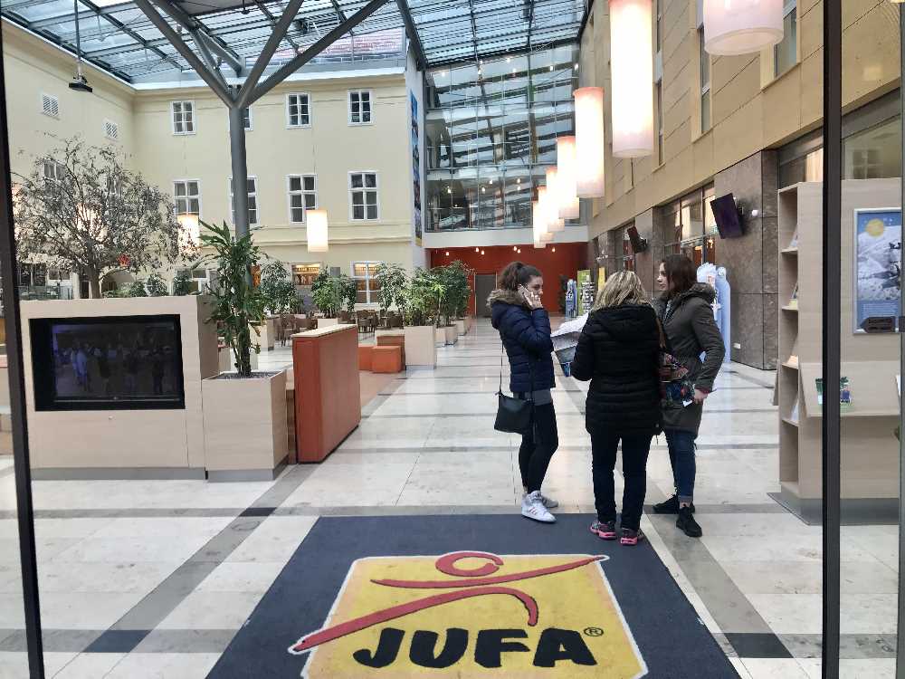 Hier geht´s in die großzügige Lobby des JUFA Familienhotels in Wien
