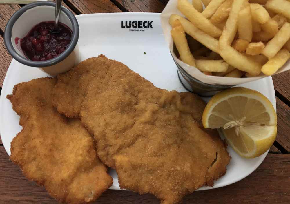 Nach den Süßigkeiten im Manner Werksverkauf nun ein echt gutes Wiener Schnitzel - das gehört für uns in Wien dazu 